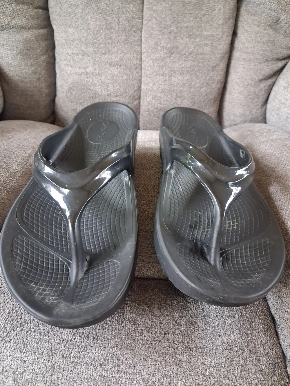 OOFOS Black Recovery Thong Sandals - Picture 4 of 5